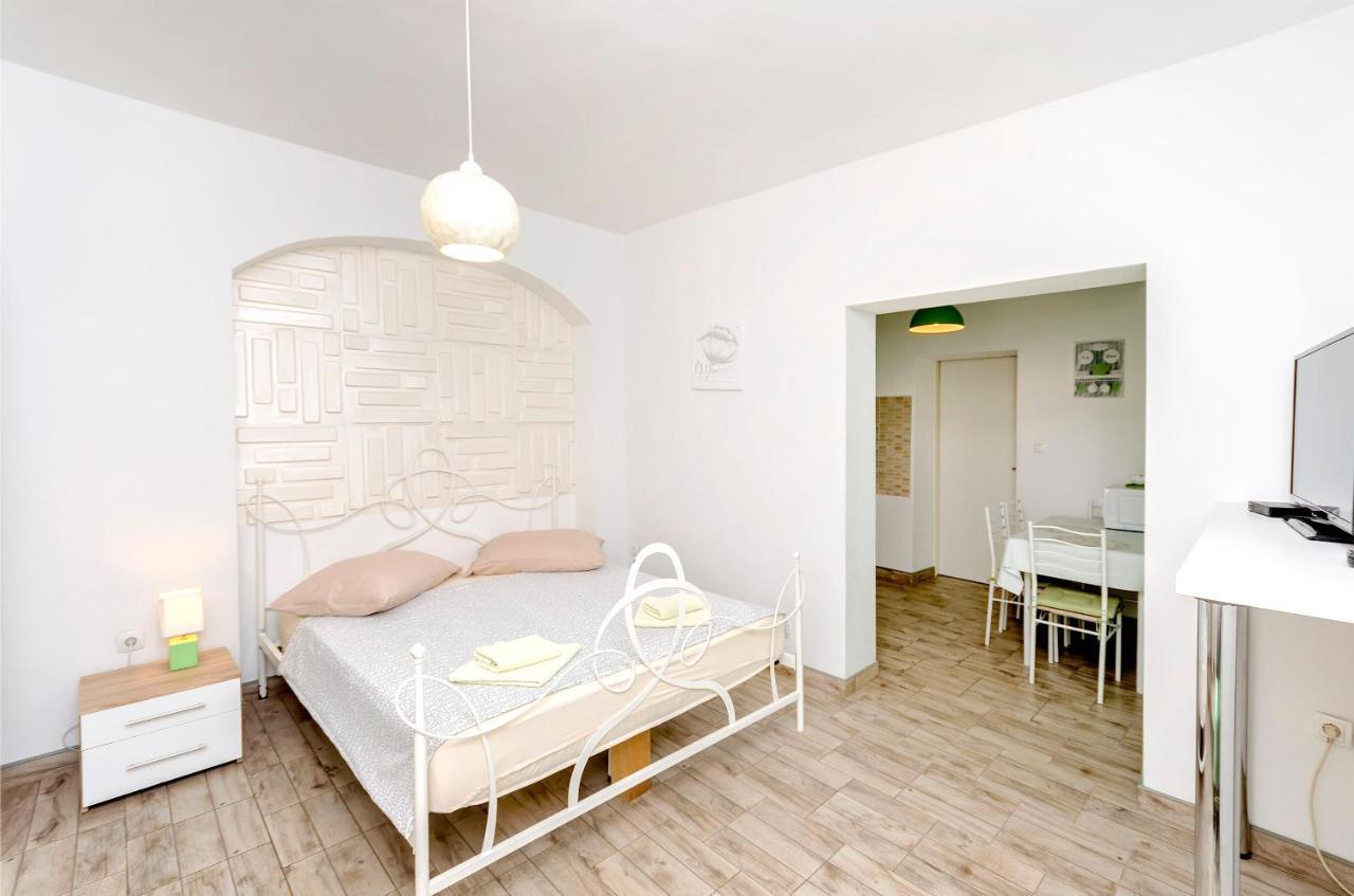 And Take It Easy Apartment Tribunj (Sibenik-Knin)