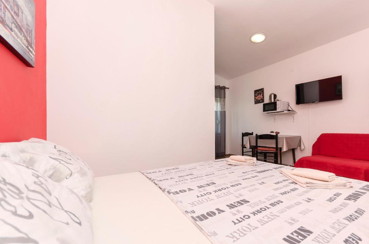 And Take It Easy Apartment Tribunj (Sibenik-Knin)