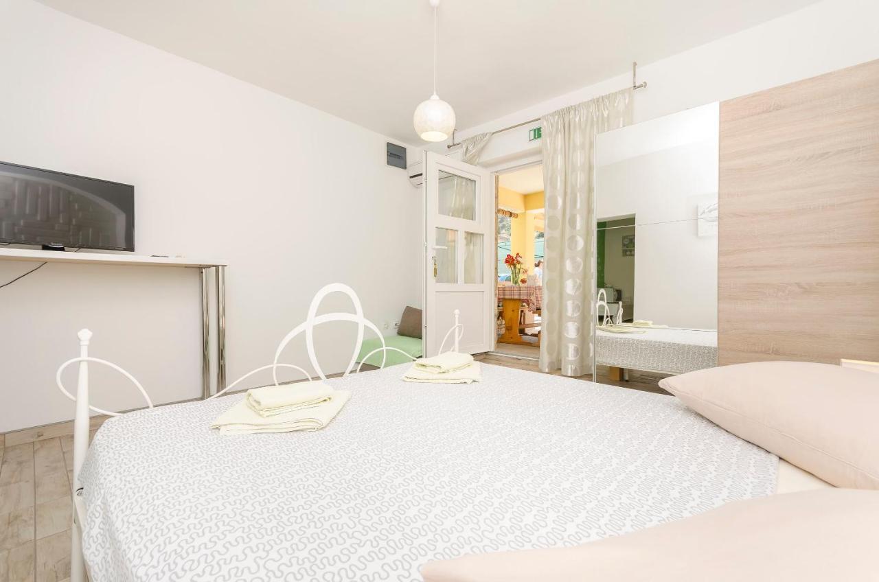 Apartment And Take It Easy Tribunj (Sibenik-Knin)